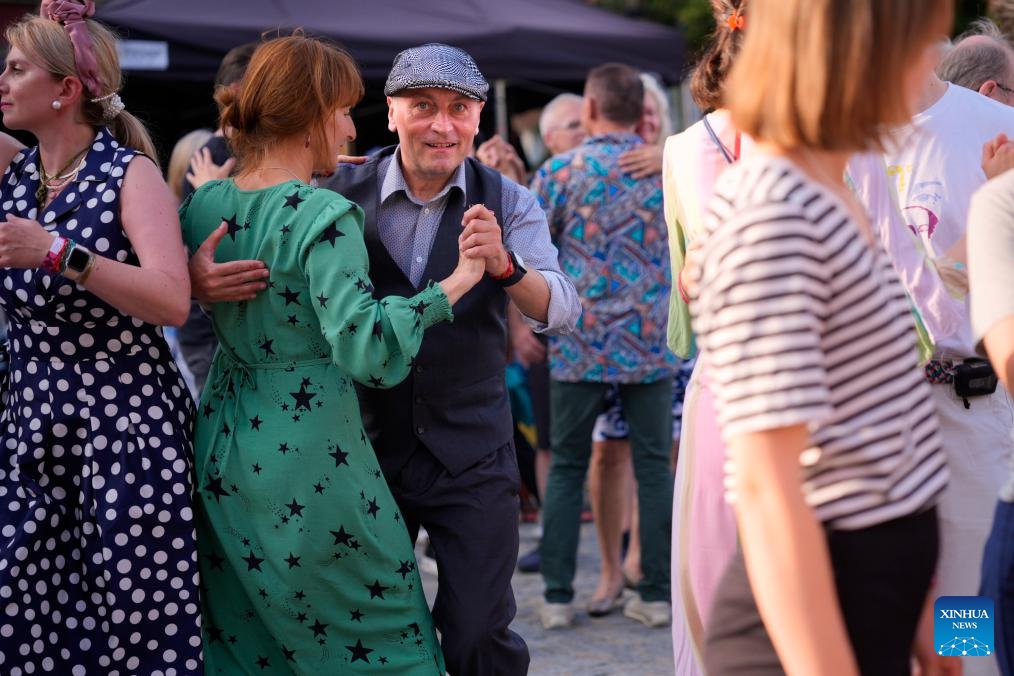 People dance to live jazz music in the Old Town of Warsaw, Poland on July 19, 2025. Warsaw on Saturday hosted a series of events, including street jazz dancing, concerts and exhibitions, to celebrate the 72nd anniversary of the post-war reconstruction of its historic Old Town. (Photo: Xinhua)