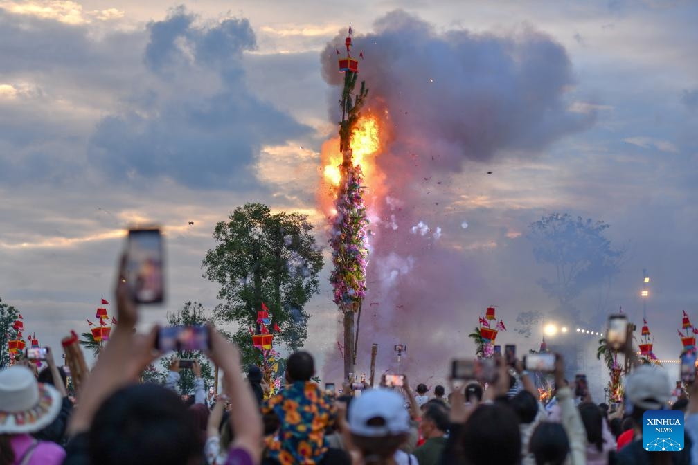 Tourists take photos of the main torch at a torch festival in Weishan Yi and Hui Autonomous County, Dali Bai Autonomous Prefecture, southwest China's Yunnan Province, July 19, 2025. A torch festival kicked off here on Saturday. (Photo: Xinhua)