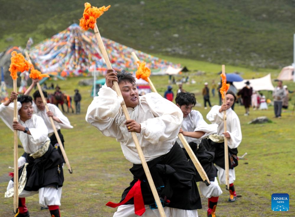 Actors of the art troupe of Biru County perform the traditional Dakpo Axie dance, a national intangible cultural heritage, at the Sapukonglagabo Mountain scenic area in Biru County, Nagqu City, southwest China's Xizang Autonomous Region, July 19, 2025. This is the sixth intangible cultural heritage performance staged by the art troupe at the scenic area this year. In recent years, Nagqu City has actively promoted the integration of intangible cultural heritage with tourism. Visitors now have more chances to watch on-site intangible cultural heritage performances at scenic areas during holidays and tourism peak season. (Photo: Xinhua)