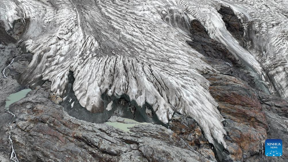 An aerial drone photo taken on July 19, 2025 shows the end of a glacier tongue on Sapukonglagabo Mountain in Biru County, Nagqu City, southwest China's Xizang Autonomous Region. The Sapukonglagabo Mountain, with a main peak soaring to nearly 7,000 meters above sea level, is favored by tourists for its magnificent snow-capped scenery, spectacular glaciers, and abundant wildlife. (Photo:Xinhua)