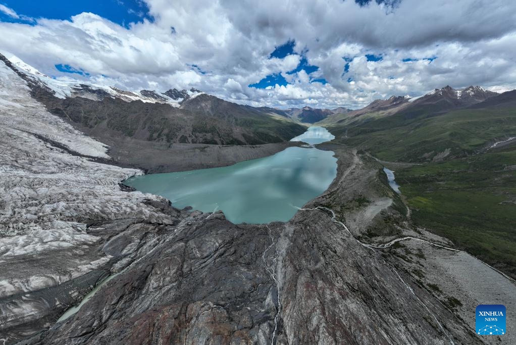 An aerial drone photo taken on July 19, 2025 shows a lake at the foot of the Sapukonglagabo Mountain in Biru County, Nagqu City, southwest China's Xizang Autonomous Region. The Sapukonglagabo Mountain, with a main peak soaring to nearly 7,000 meters above sea level, is favored by tourists for its magnificent snow-capped scenery, spectacular glaciers, and abundant wildlife. (Photo:Xinhua)