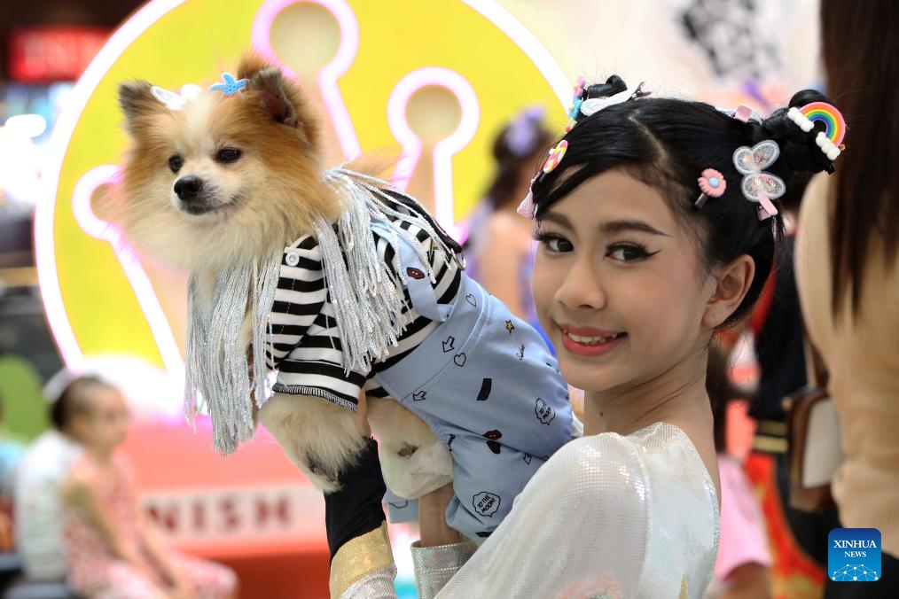 A pet dog and its owner attend a pet fashion show event held in a shopping mall in Bangkok, Thailand, July 20, 2025. (Photo: Xinhua)