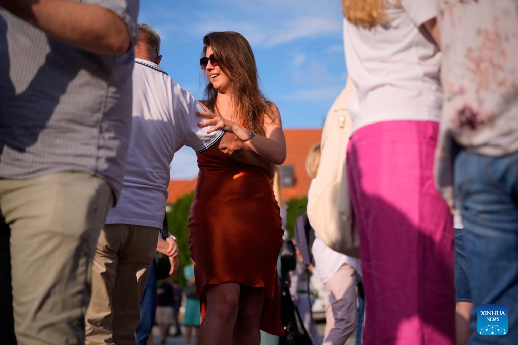 People dance to live jazz music in the Old Town of Warsaw, Poland on July 19, 2025. Warsaw on Saturday hosted a series of events, including street jazz dancing, concerts and exhibitions, to celebrate the 72nd anniversary of the post-war reconstruction of its historic Old Town. (Photo: Xinhua)