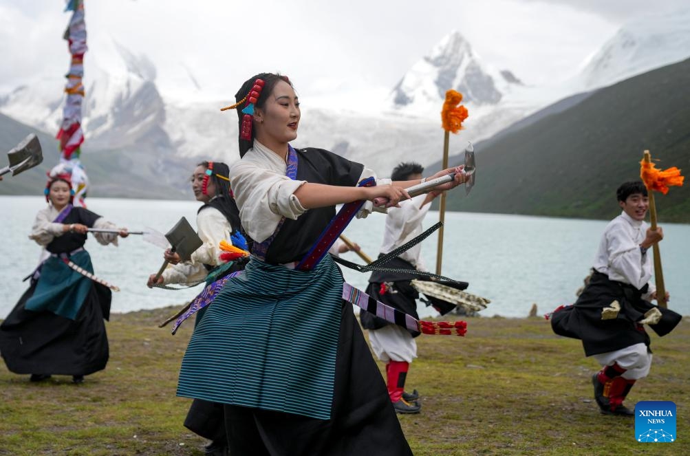 Actors of the art troupe of Biru County perform the traditional Dakpo Axie dance, a national intangible cultural heritage, at the Sapukonglagabo Mountain scenic area in Biru County, Nagqu City, southwest China's Xizang Autonomous Region, July 19, 2025. This is the sixth intangible cultural heritage performance staged by the art troupe at the scenic area this year. In recent years, Nagqu City has actively promoted the integration of intangible cultural heritage with tourism. Visitors now have more chances to watch on-site intangible cultural heritage performances at scenic areas during holidays and tourism peak season. (Photo: Xinhua)