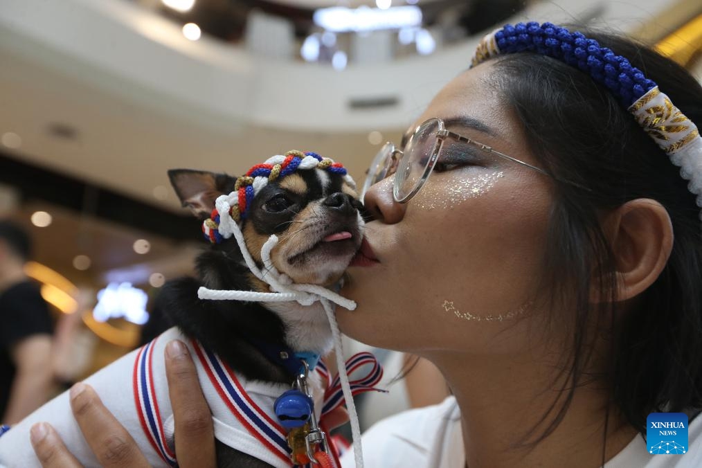 A pet dog and its owner attend a pet fashion show event held in a shopping mall in Bangkok, Thailand, July 20, 2025. (Photo: Xinhua)