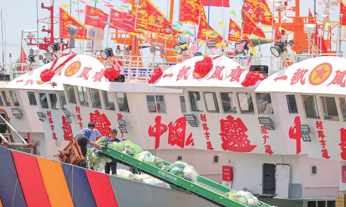 Fishermen sort their nets in a port in Lianyungang, East China's Jiangsu Province on July 24, 2025. In recent days, coastal fishermen in the city have been intensifying efforts to prepare their fishing boats, load nets and gear, and replenish supplies in anticipation of the upcoming fishing season. On August 1, a three-month seasonal fishing ban will end in parts of the Yellow Sea and East China Sea. Photo: VCG