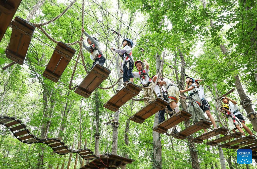 Children play a game of outdoor adventure at a park in Lianyungang City, east China's Jiangsu Province, July 26, 2025. Children participate in various activities during summer vacation across the country. (Photo: Xinhua)