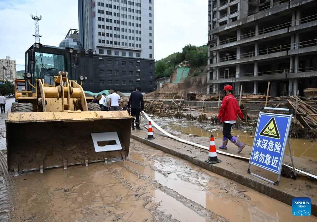 Emergency workers and machines in cleanup operation are pictured after flood in Wuqi County of Yan'an City in northwest China's Shaanxi Province, July 26, 2025. Heavy rainfall has affected Wuqi County since Thursday, resulting in severe flooding. Local authorities have activated Level-III emergency response for flood prevention and control, with dedicated resources for disaster relief and restoration. Most major streets in Wuqi have been cleared, water supply largely resumed, and no reports of casualties have been received as of Saturday, according to the county authority in charge of flood response. (Photo: Xinhua)