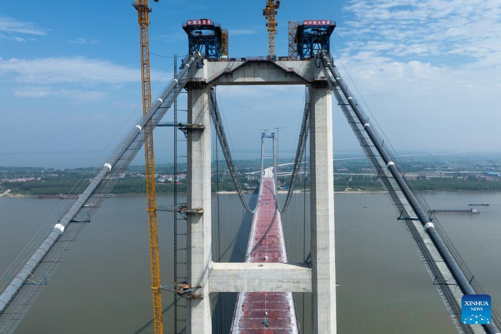 A drone photo taken on July 26, 2025 shows the Shuangliu Yangtze River Bridge after closure in central China's Hubei Province. The closure of the Shuangliu Yangtze River Bridge in central China's Hubei Province was successfully completed on Saturday. The bridge, with a main span of 1,430 meters and a designed speed of 120 kilometers per hour, has 8 lanes in total. (Photo: Xinhua)