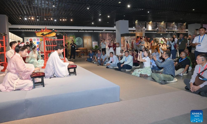 Participants of the Shanghai Cooperation Organization (SCO) Media and Think Tank Summit watch a performance of traditional Chinese musical instruments in Kaifeng, central China's Henan Province, July 26, 2025. The SCO Media and Think Tank Summit is held in Zhengzhou from July 23 to 27. Participants are invited to visit various locations in Henan during the summit. (Photo: Xinhua)