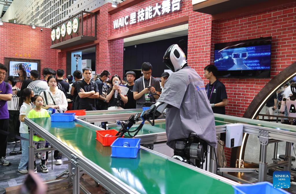 Humanoid robots simulate operation scenarios at the exhibition area of the 2025 World AI Conference and High-Level Meeting on Global AI Governance in east China's Shanghai, July 26, 2025. The event kicked off here on Saturday. More than 1,000 officials and representatives of industries, universities and research institutes from home and abroad attended the opening ceremony. (Photo: Xinhua)