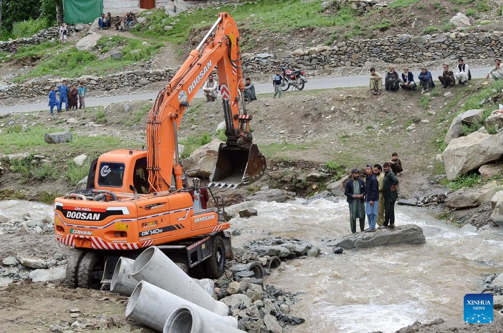 Rescuers work to clear a road following flash flood on a highway near the Chilas district in Pakistan's northern region of Gilgit-Baltistan on July 24, 2025. Torrential monsoon rain-related incidents have killed 266 people and injured 633 others across Pakistan over the past 30 days, according to data released by the National Disaster Management Authority (NDMA) on Friday. (Photo: Xinhua)