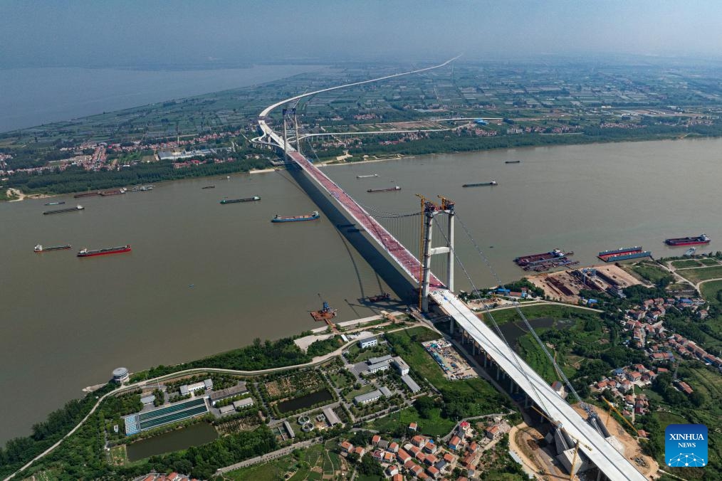 An aerial drone photo taken on July 26, 2025 shows the Shuangliu Yangtze River Bridge after closure in central China's Hubei Province. The closure of the Shuangliu Yangtze River Bridge in central China's Hubei Province was successfully completed on Saturday. The bridge, with a main span of 1,430 meters and a designed speed of 120 kilometers per hour, has 8 lanes in total. (Photo: Xinhua)