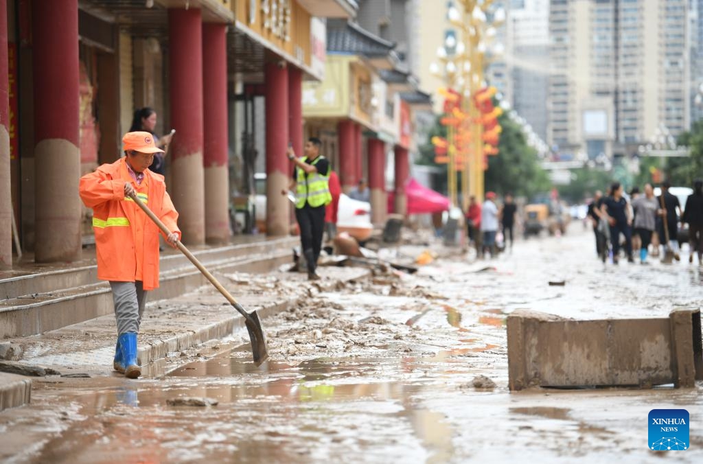 A sanitation worker clears up a street after flood in Wuqi County of Yan'an City in northwest China's Shaanxi Province, July 26, 2025. Heavy rainfall has affected Wuqi County since Thursday, resulting in severe flooding. Local authorities have activated Level-III emergency response for flood prevention and control, with dedicated resources for disaster relief and restoration. Most major streets in Wuqi have been cleared, water supply largely resumed, and no reports of casualties have been received as of Saturday, according to the county authority in charge of flood response. (Photo: Xinhua)