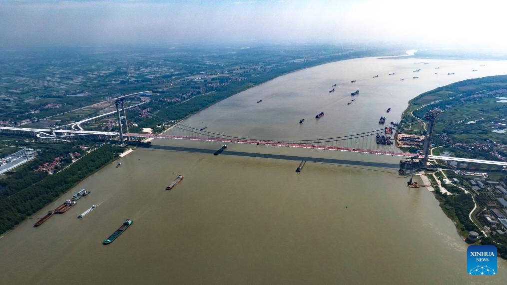 An aerial drone photo taken on July 26, 2025 shows the Shuangliu Yangtze River Bridge after closure in central China's Hubei Province. The closure of the Shuangliu Yangtze River Bridge in central China's Hubei Province was successfully completed on Saturday. The bridge, with a main span of 1,430 meters and a designed speed of 120 kilometers per hour, has 8 lanes in total. (Photo: Xinhua)