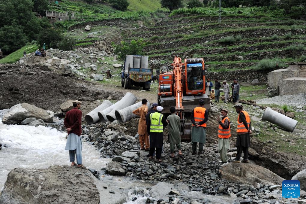 Rescuers work to clear a road following flash flood on a highway near the Chilas district in Pakistan's northern region of Gilgit-Baltistan on July 24, 2025. Torrential monsoon rain-related incidents have killed 266 people and injured 633 others across Pakistan over the past 30 days, according to data released by the National Disaster Management Authority (NDMA) on Friday. (Photo: Xinhua)