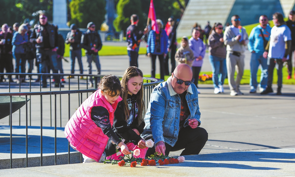 People lay flowers at the Shrine of Remembrance commemorating Victory Day in Melbourne, Australia on May 10, 2025. Photo: VCG