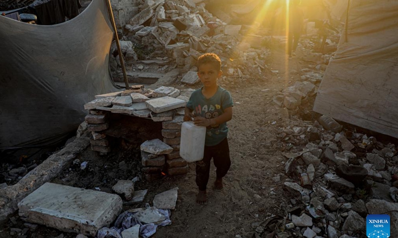 A displaced Palestinian child is seen at a shelter in the west of Gaza City on July 26, 2025. (Photo: Xinhua)