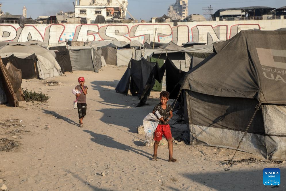 Displaced Palestinian children are seen at a shelter in the west of Gaza City on July 26, 2025. (Photo: Xinhua)