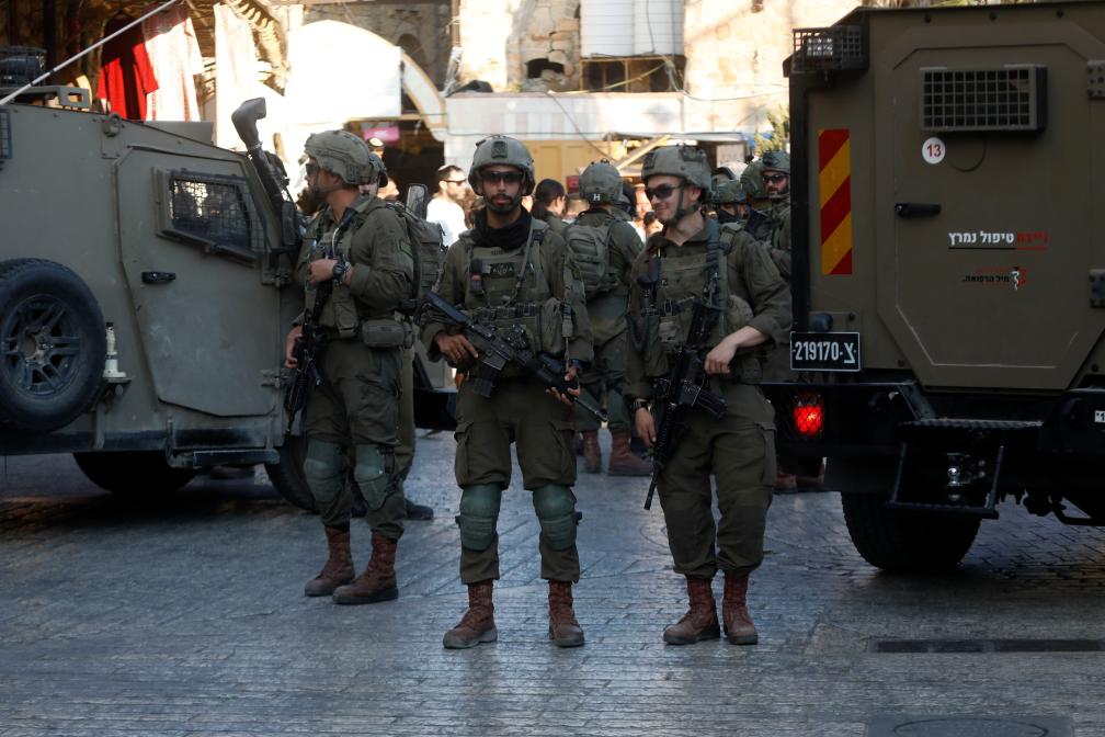 Members of the Israeli forces stand guard as Israeli settlers visit a community mostly inhabited by Palestinians in the West Bank city of Hebron, on July 26, 2025. (Photo: Xinhua)