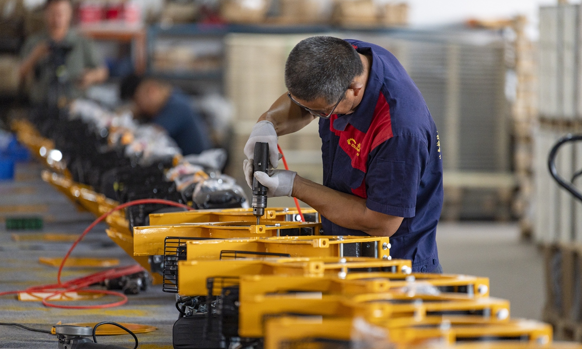 Workers scramble to assemble crop straw shredders at factory in Jinhua, East China's Zhejiang Province, on July 28, 2025, to meet growing demand from European clients. Since the start of 2025, the company has produced more than 10,000 such machines for the European market, up about 20 percent year-on-year.
Photo: VCG