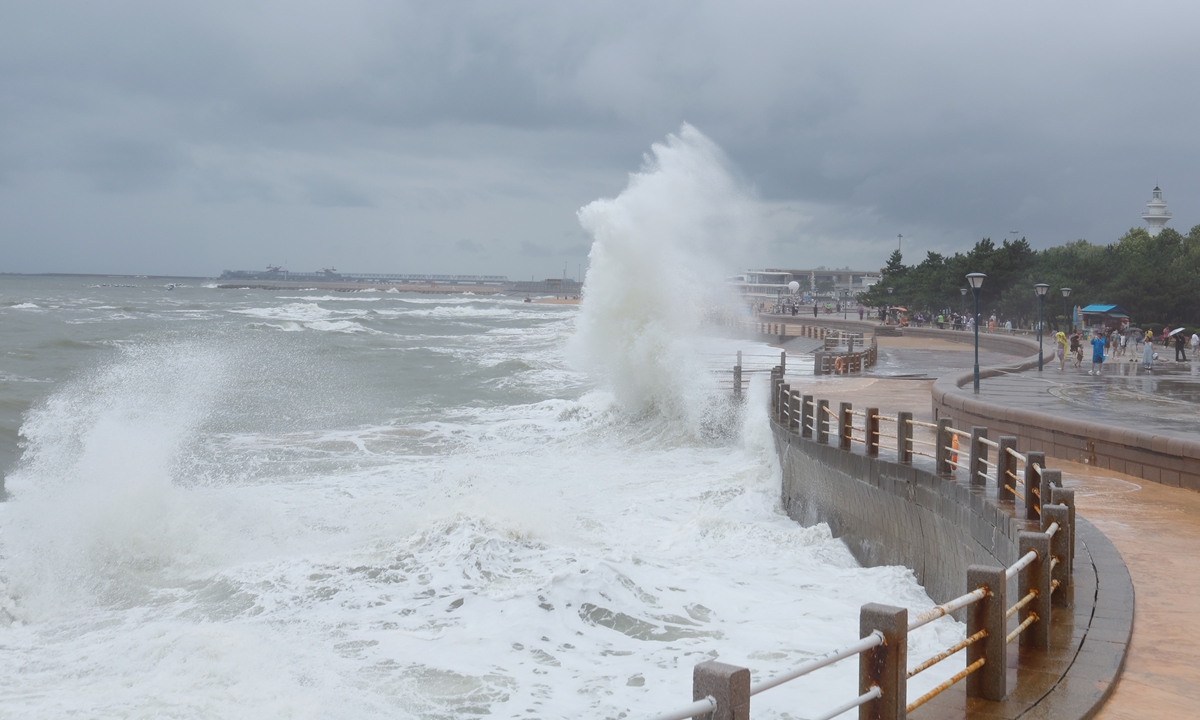 Affected by Typhoon Co-May, the eighth thphoon of the year, massive waves pound Rizhao's coast in East China's Shandong Province on July 31, 2025. Photo: VCG