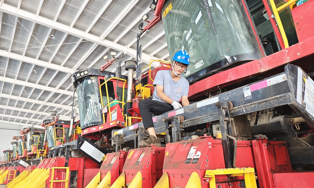 A worker repairs a cotton harvester machine at a plant in Aksu Prefecture, Northwest China's Xinjiang Uygur Autonomous Region on August 1, 2025, ahead of the fall cotton harvest season. In 2024, Xinjiang produced nearly 5.69 million tons of cotton, accounting for 92.2 percent of China's total output and hitting a record high, official data showed. Photo: VCG
