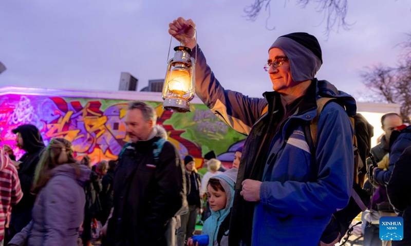 A man holds a kerosene lamp in the Light Up Lyneham winter community celebration in Canberra, Australia, Aug. 2, 2025. The Light Up Lyneham 2025 winter community celebration took place on Saturday in Canberra, featuring food, music, lion dance performance, artistic lighting and lantern display. Photo: Xinhua