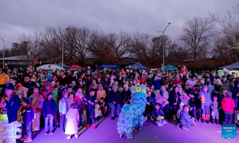 People watch the lion dance performance in the Light Up Lyneham winter community celebration in Canberra, Australia, Aug. 2, 2025. The Light Up Lyneham 2025 winter community celebration took place on Saturday in Canberra, featuring food, music, lion dance performance, artistic lighting and lantern display. Photo: Xinhua