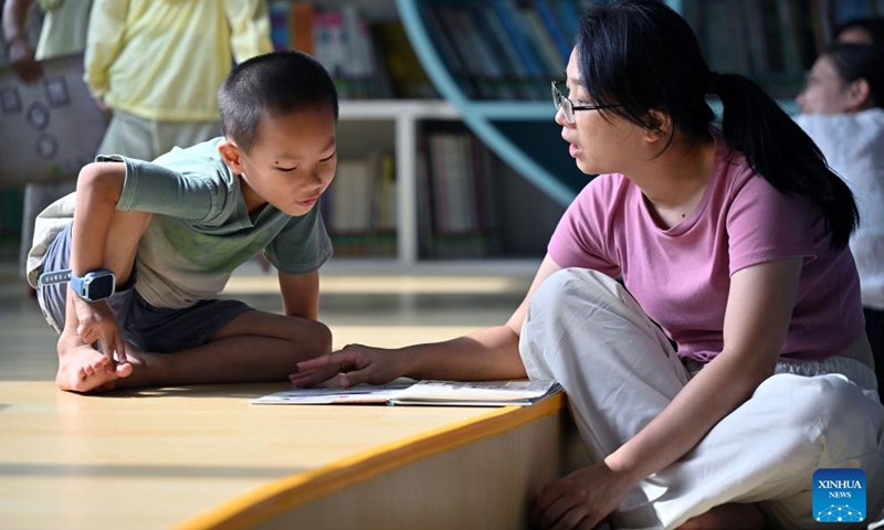A parent and her child read at a library in Haikou, south China Hainan Province, Aug. 3, 2025. Photo: Xinhua