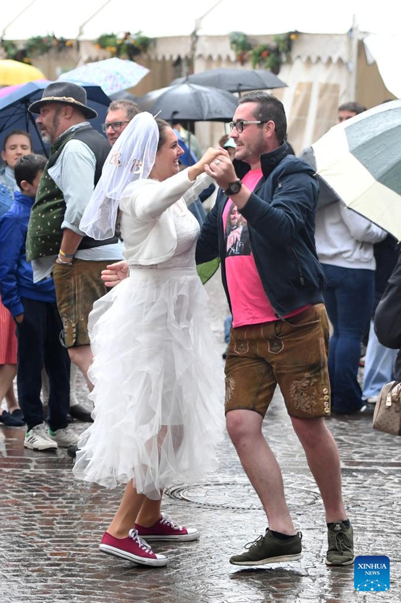 People dance during the Villach church festival in Villach, Austria, Aug. 2, 2025. Photo: Xinhua