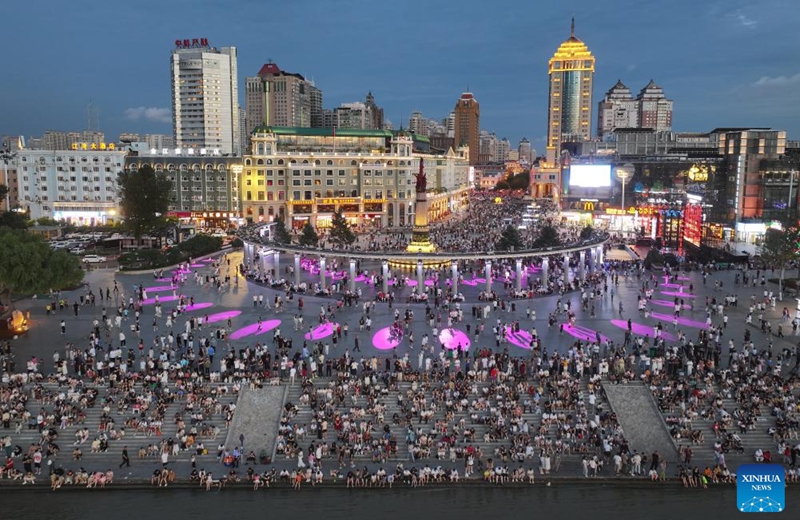 A drone photo taken on July 25, 2025 shows people sitting on the steps to enjoy the cool air by the Songhua River in Harbin, northeast China's Heilongjiang Province.
Attracted by the coolness in summer, many tourists come to Harbin for vacation.
Taking advantage of its historical heritage, Harbin in recent years has accelerated the transformation of historical and cultural blocks and the utilization of old buildings, which has promoted the prosperity of the city's tourism industry. Photo: Xinhua
