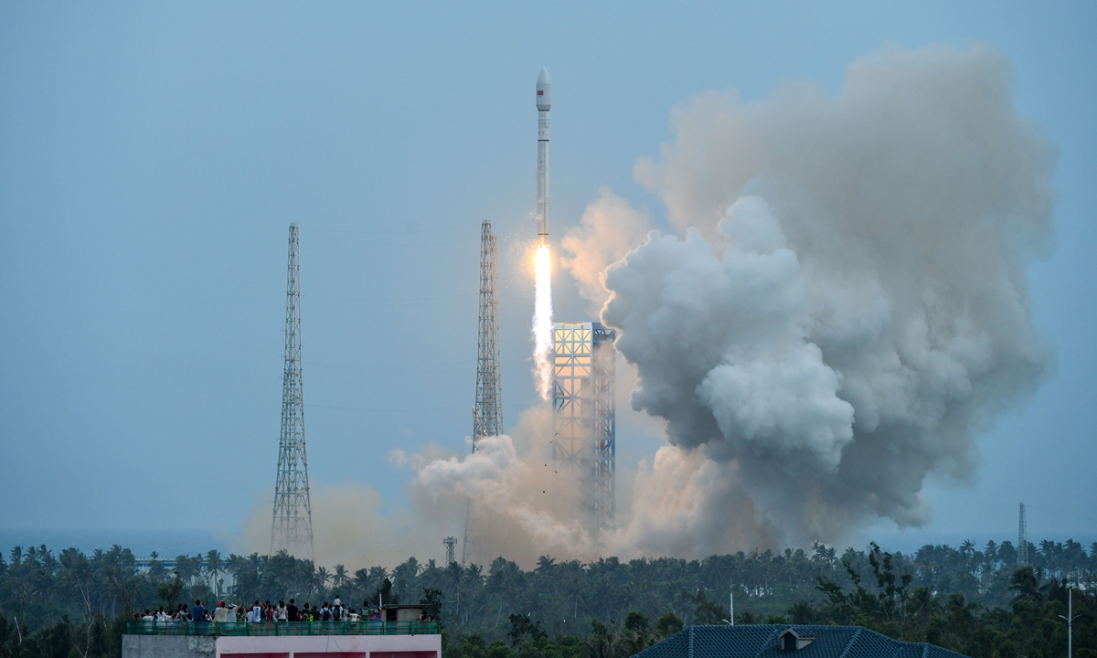 The Long March-12 carrier rocket takes off from the Hainan commercial spacecraft launch site in South China's Hainan Province at 18:21 on August 4, 2025. It successfully placed the payloads, the seventh group of low-orbit internet satellites developed by GALAXYSPACE, into preset orbit. Photo: VCG