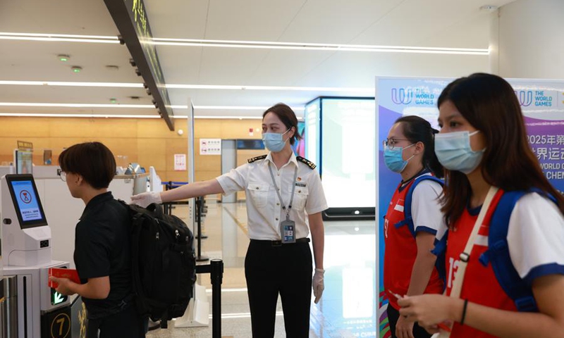 A Chengdu Customs officer (2nd L) guides Singapore's floorball team members through the dedicated channel for the 12th World Games. (Photo courtesy of Chengdu Customs)