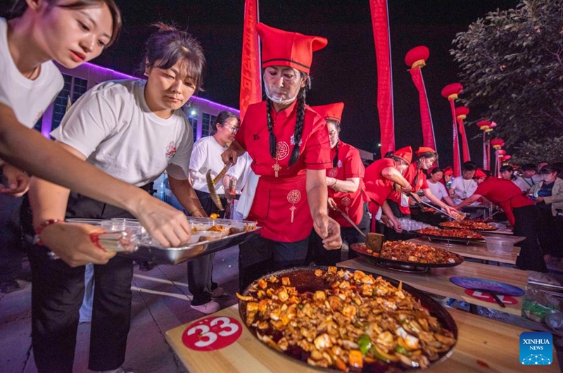 Staff distribute Chaobola, a street food listed as municipal-level intangible cultural heritage, at a food festival in Zhangye, northwest China's Gansu Province, Aug. 2, 2025. Photo: Xinhua