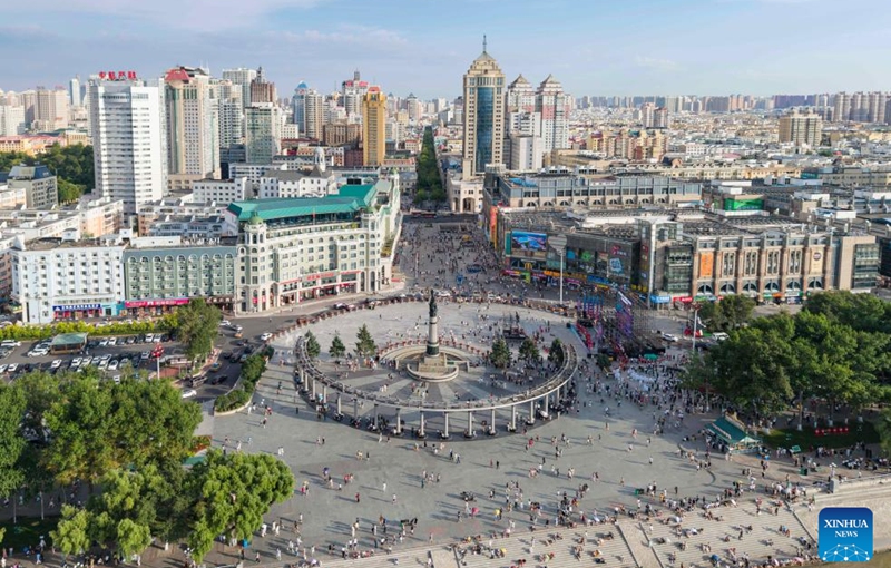 An aerial drone photo taking on Aug. 1, 2025 shows tourists near the Harbin Flood Control Memorial Tower in Harbin, northeast China's Heilongjiang Province.
Attracted by the coolness in summer, many tourists come to Harbin for vacation.
Taking advantage of its historical heritage, Harbin in recent years has accelerated the transformation of historical and cultural blocks and the utilization of old buildings, which has promoted the prosperity of the city's tourism industry. Photo: Xinhua