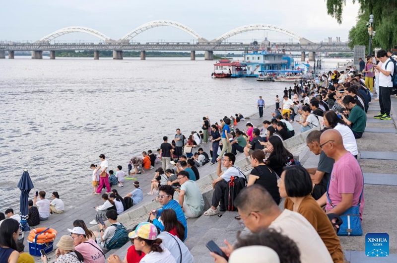Tourists sit on the steps to enjoy the cool air by the Songhua River in Harbin, northeast China's Heilongjiang Province on Aug. 1, 2025.
Attracted by the coolness in summer, many tourists come to Harbin for vacation.
Taking advantage of its historical heritage, Harbin in recent years has accelerated the transformation of historical and cultural blocks and the utilization of old buildings, which has promoted the prosperity of the city's tourism industry. Photo: Xinhua