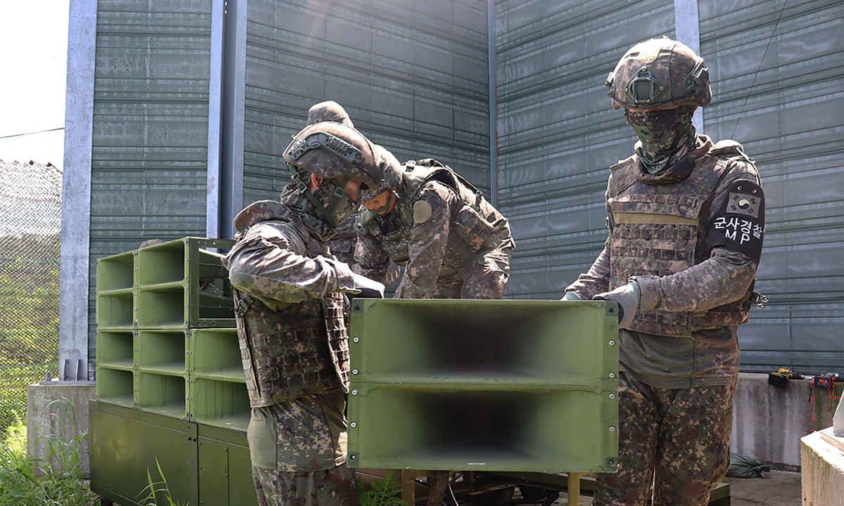 South Korean soldiers remove loudspeakers that were set up for propaganda broadcasts near the Demilitarized Zone in an undisclosed location in South Korea on August 4, 2025. Photo: VCG