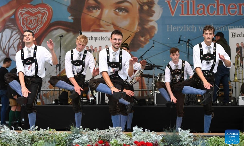 Actors in traditional costumes dance during the Villach church festival in Villach, Austria, Aug. 2, 2025. Photo: Xinhua