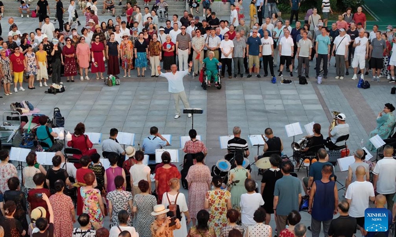 A drone photo taken on July 25, 2025 shows people watching a folk choir performance by the Songhua River in Harbin, northeast China's Heilongjiang Province.
Attracted by the coolness in summer, many tourists come to Harbin for vacation.
Taking advantage of its historical heritage, Harbin in recent years has accelerated the transformation of historical and cultural blocks and the utilization of old buildings, which has promoted the prosperity of the city's tourism industry. Photo: Xinhua