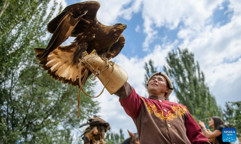 A man participates in a hunting performance during a folk arts festival at the south bank of the Issyk-Kul Lake, Kyrgyzstan, Aug. 2, 2025. Photo: Xinhua