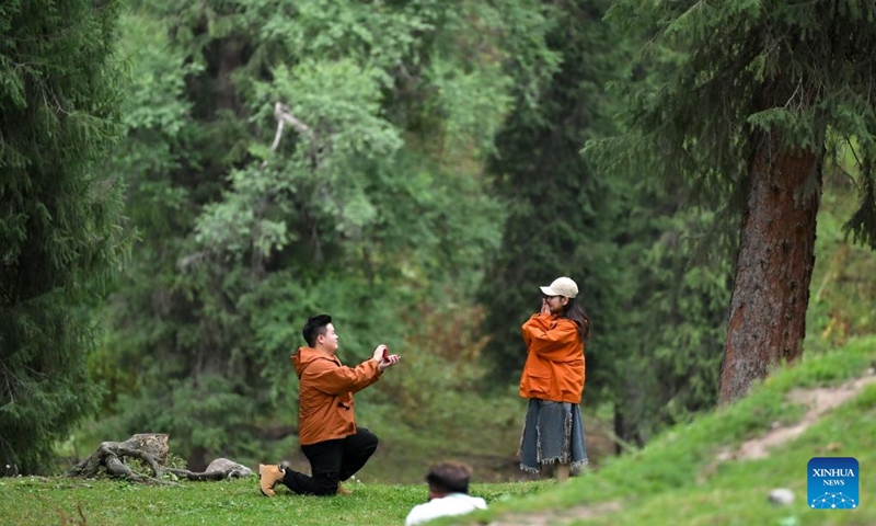 Tourists pose for photos at Koldeneng in Gongliu County of Ili Kazak Autonomous Prefecture, northwest China's Xinjiang Uygur Autonomous Region, on Aug. 2, 2025. Photo: Xinhua