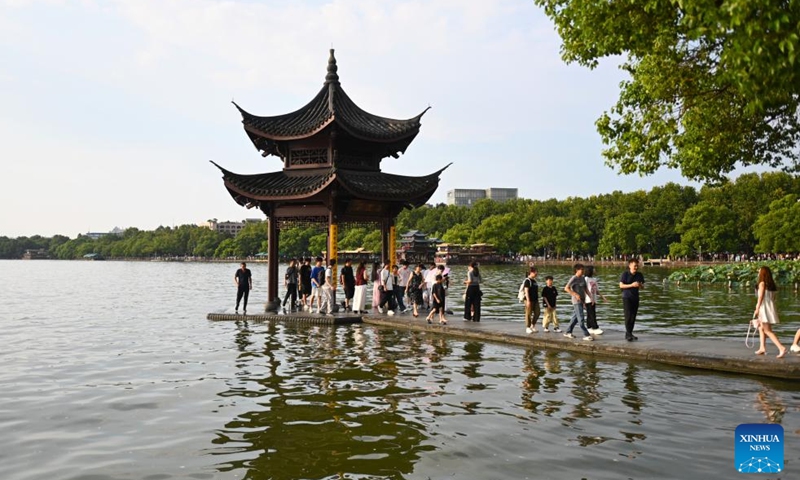 Tourists visit the West Lake scenic spot in Hangzhou, east China's Zhejiang Province, Aug. 3, 2025. (Xinhua/Mao Zhu)
