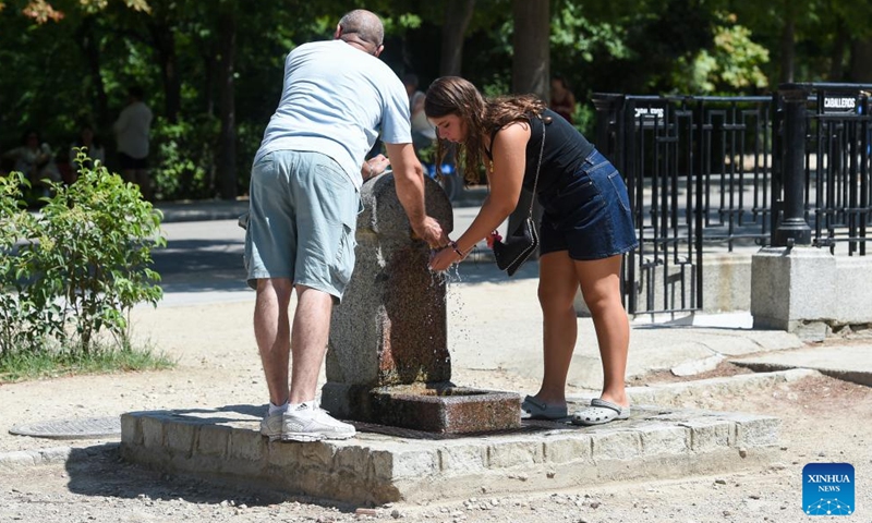 People fetch water from a water tap at a garden in Madrid, Spain, Aug. 4, 2025. Heatstroke alerts were issued in many places across Spain as the country is hit by a searing heatwave. (Photo by Gustavo Valiente/Xinhua)