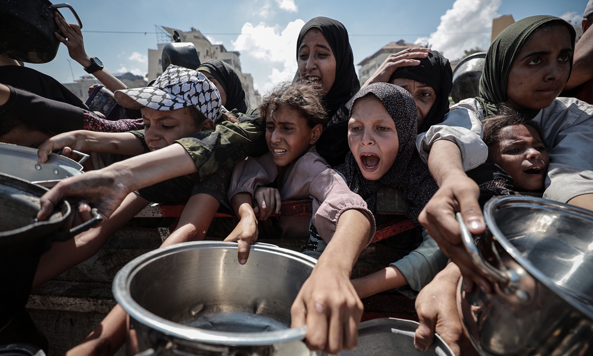 Palestinians, who face difficulties accessing food due to the blockade imposed by Israel, wait to receive aid rations in the Gaza Strip on August 5, 2025. Photo: VCG