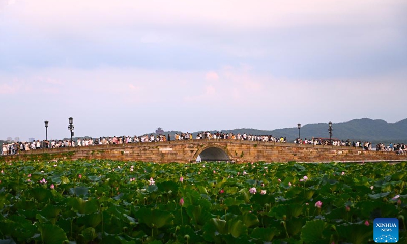 Tourists visit the West Lake scenic spot in Hangzhou, east China's Zhejiang Province, Aug. 3, 2025. (Xinhua/Mao Zhu)