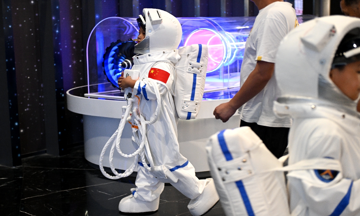 Children wearing space suits visit Fuzhou Science and Technology Museum on August 5, 2025 in East China's Fujian Province as part of their summer vacation activities to gain knowledge and fun. Photo: cnsphoto