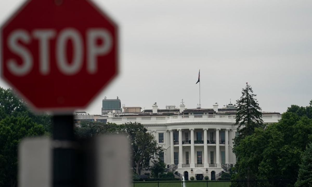 Photo taken on June 22, 2022 shows the White House and a stop sign in Washington, D.C., the United States. (Photo: Xinhua)