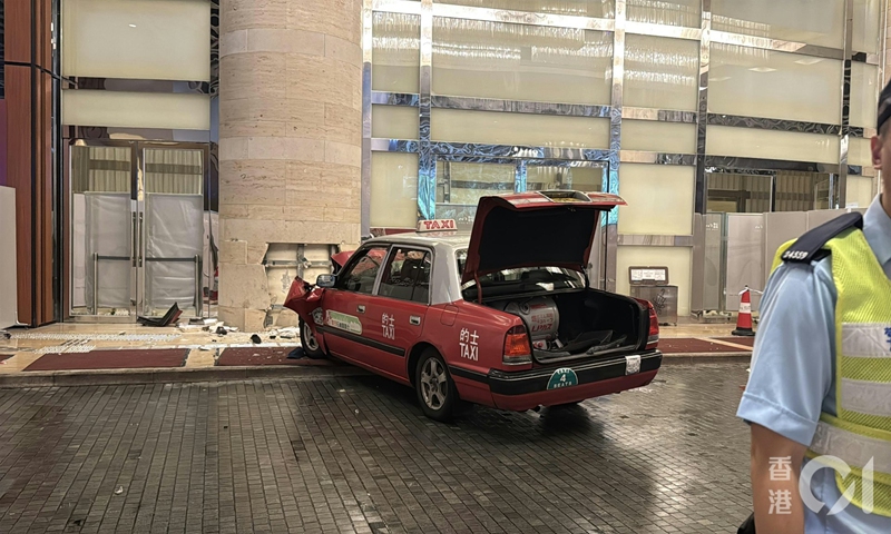 A fatal car accident occurred in Tsuen Wan in Hong Kong on Tuesday afternoon when a taxi reportedly lost control and mounted the sidewalk near the entrance of the Nina Hotel Tseun Wan West. Photo: HK01.com