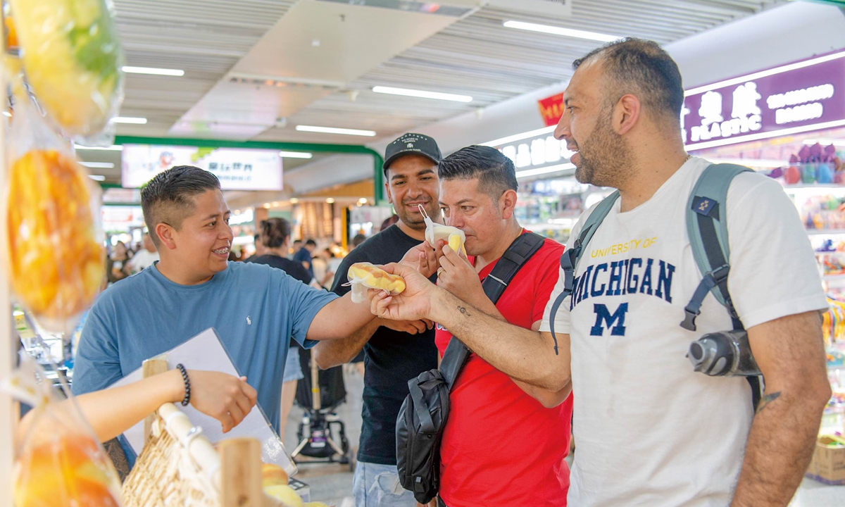 Foreign merchants shop for small commodities such as toys, gifts, and leisure products at the Yiwu International Trade City in Jinhua City, East China's Zhejiang Province on August 6, 2025. 
Photo: VCG
